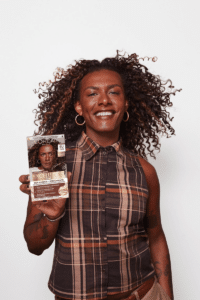 Liniker ganha embalagem exclusiva de Excellence Nudes, de L’Oréal Paris®, em celebração aos seus 10 anos de carreira
