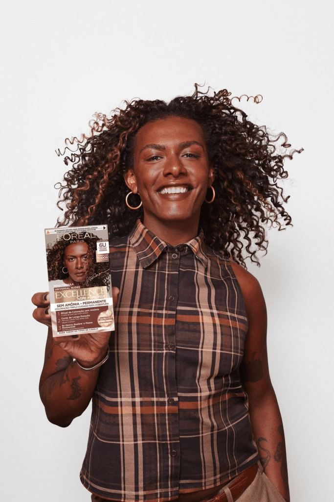 Liniker ganha embalagem exclusiva de Excellence Nudes, de L’Oréal Paris®, em celebração aos seus 10 anos de carreira