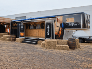 Old Parr inaugura Bar & Store em Jaguariúna e celebra collab com a Wrangler Brasil