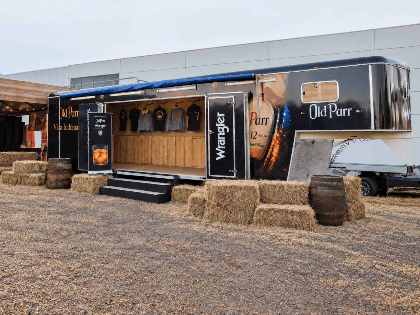 Old Parr inaugura Bar & Store em Jaguariúna e celebra collab com a Wrangler Brasil