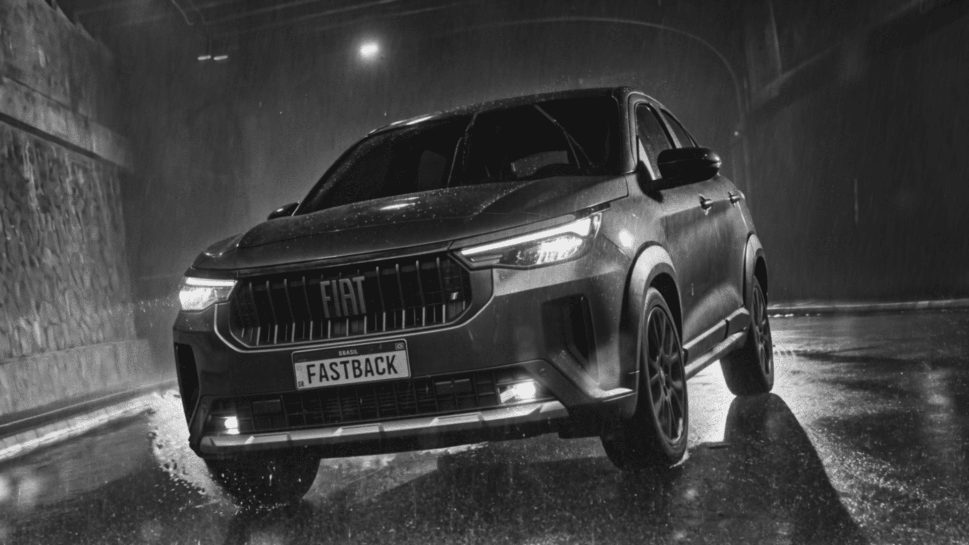 Sofisticação com atitude: estética noir revela o novo Fiat Fastback Impetus