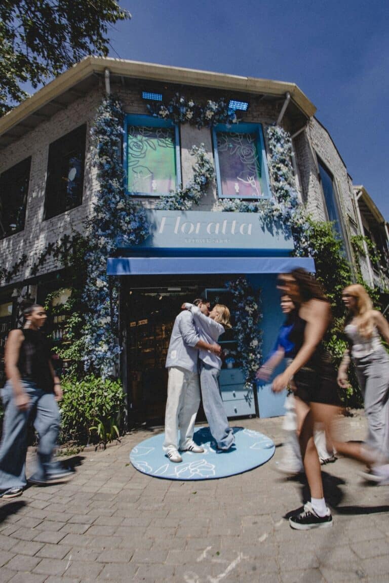 Do horário nobre à vida real: O Boticário transforma loja em cenário de romance no lançamento de Floratta Blue Crystal