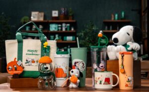 Starbucks® e Peanuts celebram a temporada Pumpkin com coleção global inspirada em The Great Pumpkin