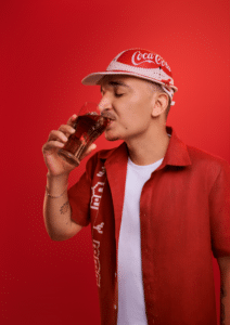 Coca-Cola põe João Gomes no piseiro em campanha de retornáveis