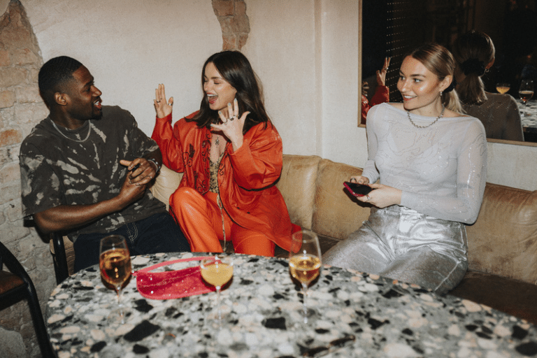 Tinder leva campanha a OOH, Netflix, Spotify e Uber no Brasil