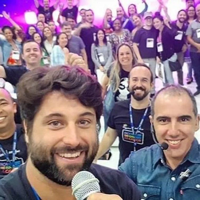 Roberto Calderon no palco ao lado de Alfredo Soares diante de plateia lotada